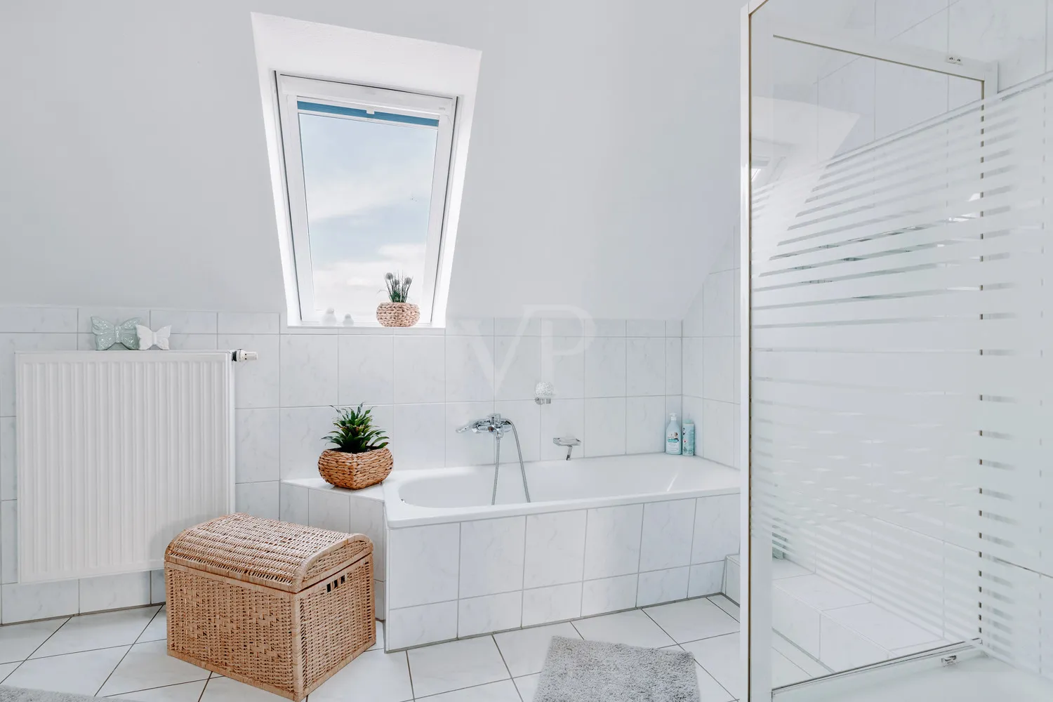 Helles Bad mit Wanne und Dusche