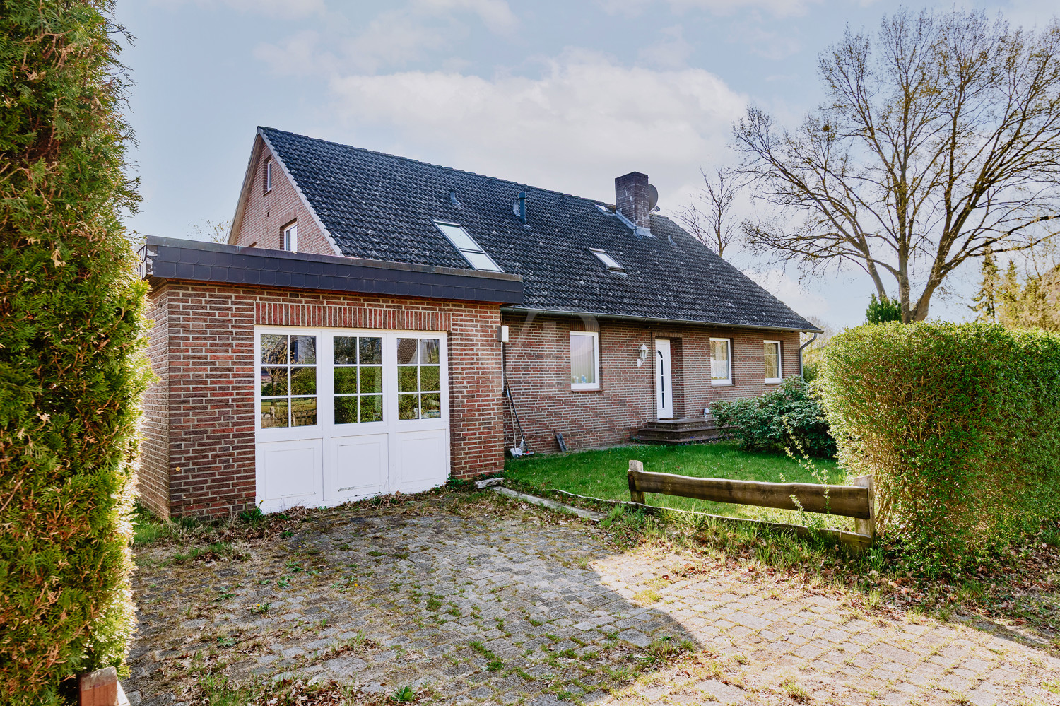 Westseite mit großzügig ausgebauter Garage, die ehemals als Büro genutzt wurde.