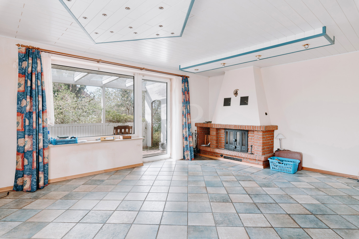Wohnzimmer mit direktem Zugang zum Freisitz und Garten