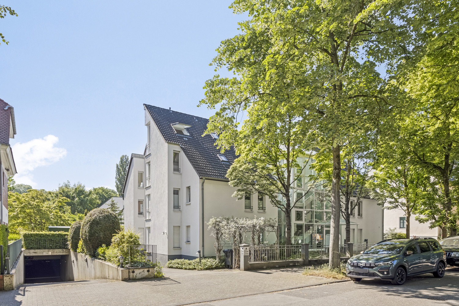 Zuwegung mit Tiefgarageneinfahrt