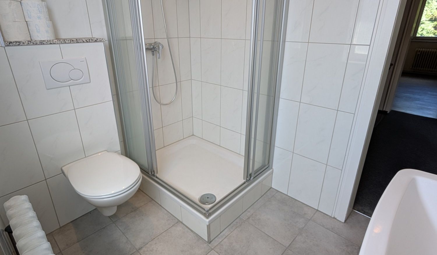 Badezimmer - weiterer Blick