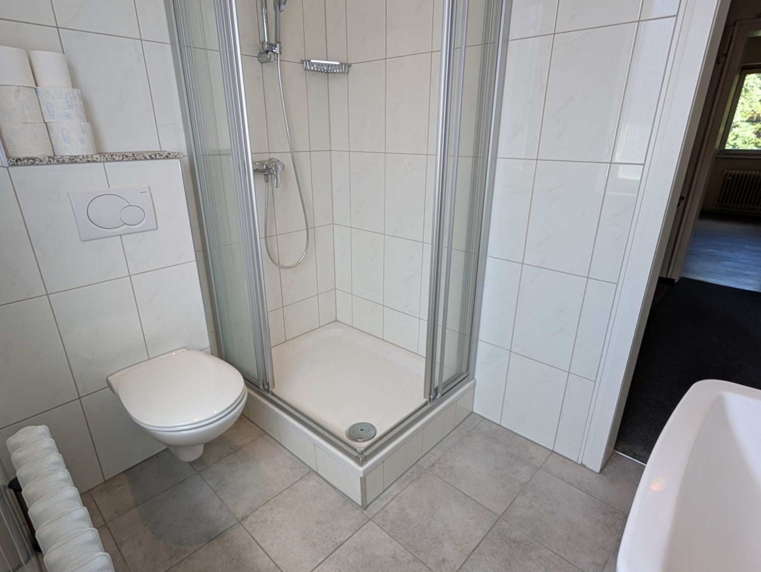 Badezimmer - weiterer Blick