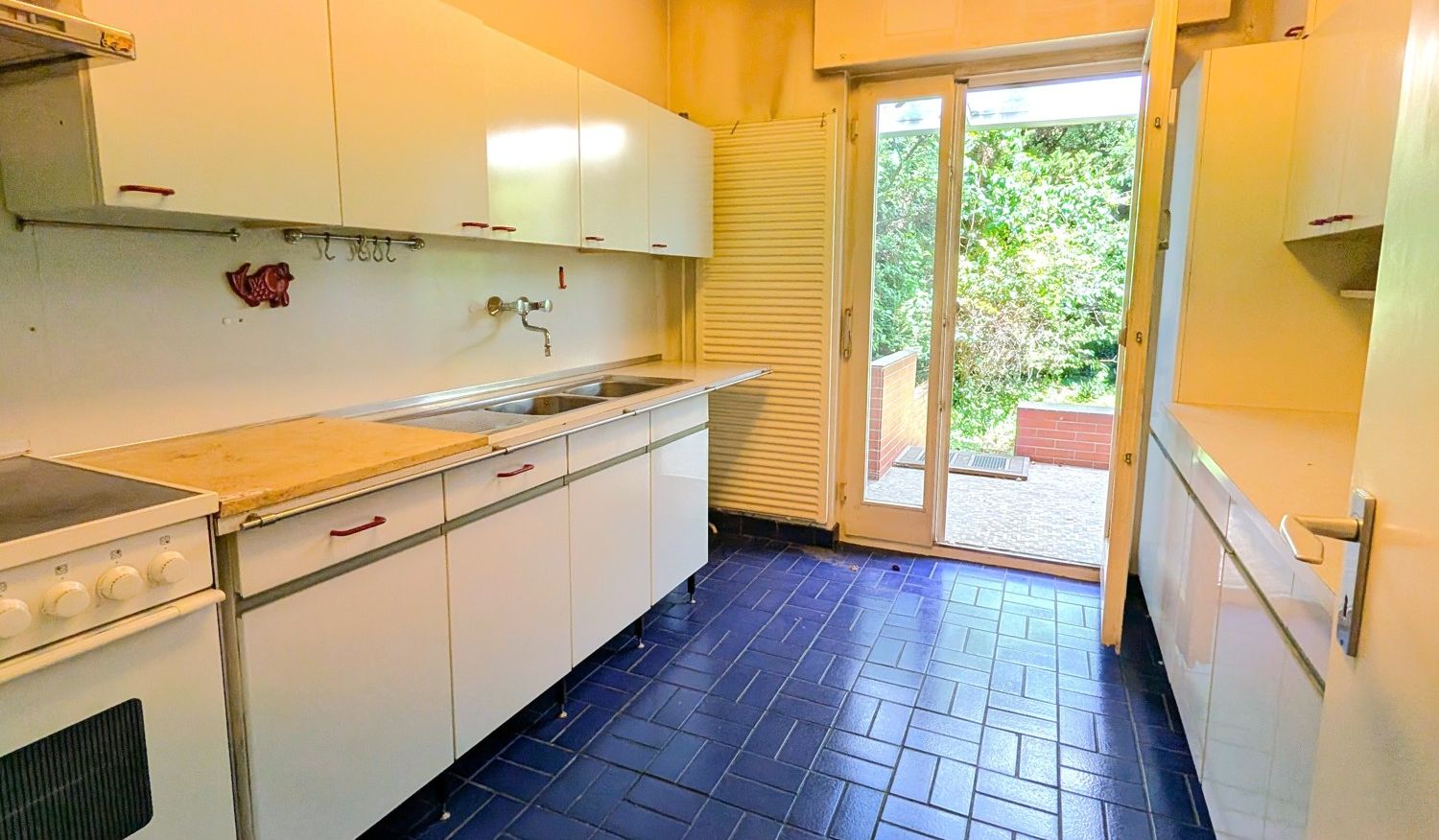 Küche mit Zugang zur Terrasse