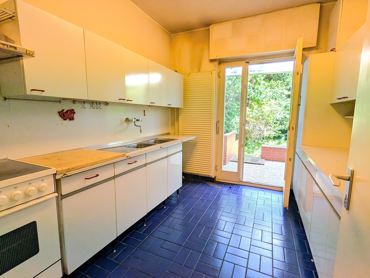 Küche mit Zugang zur Terrasse