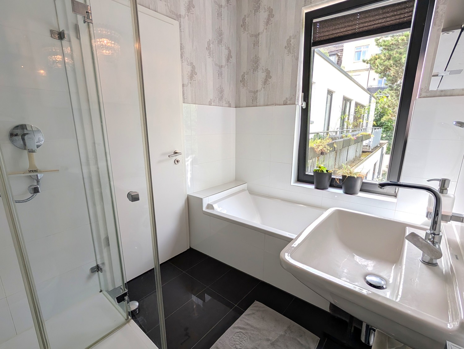 Badezimmer - weiterer Blick