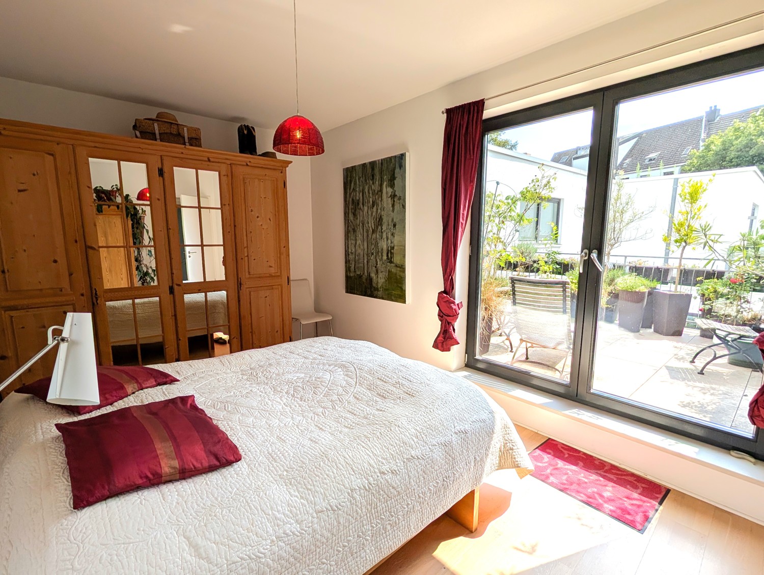 Schlafzimmer mit Zugang zur Terrasse