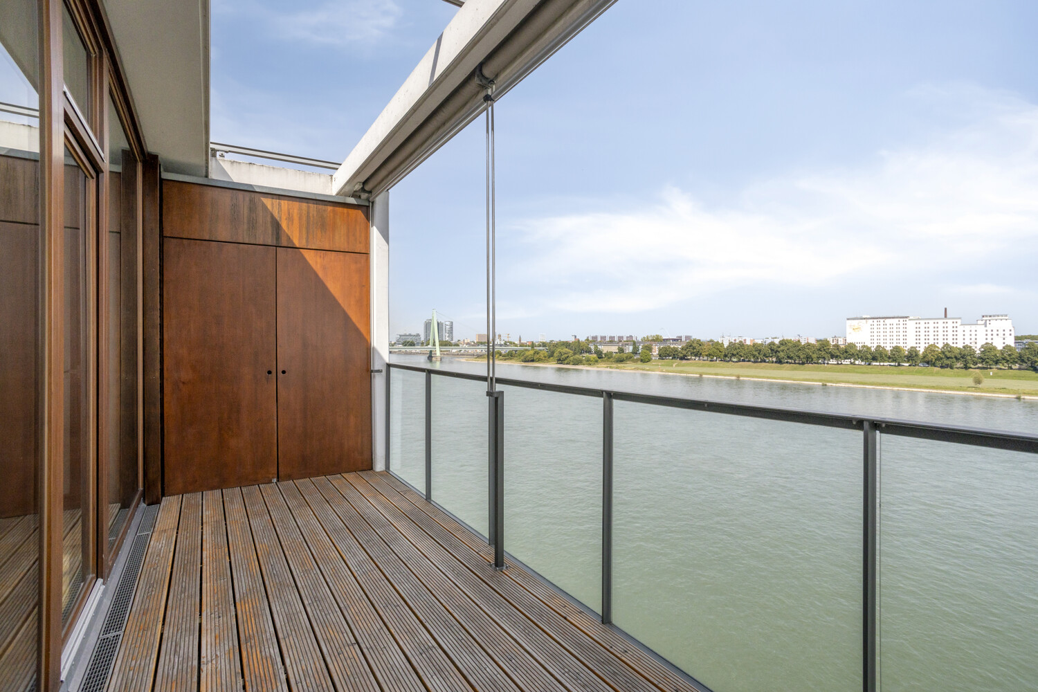 Ost-Terrasse mit Rheinblick