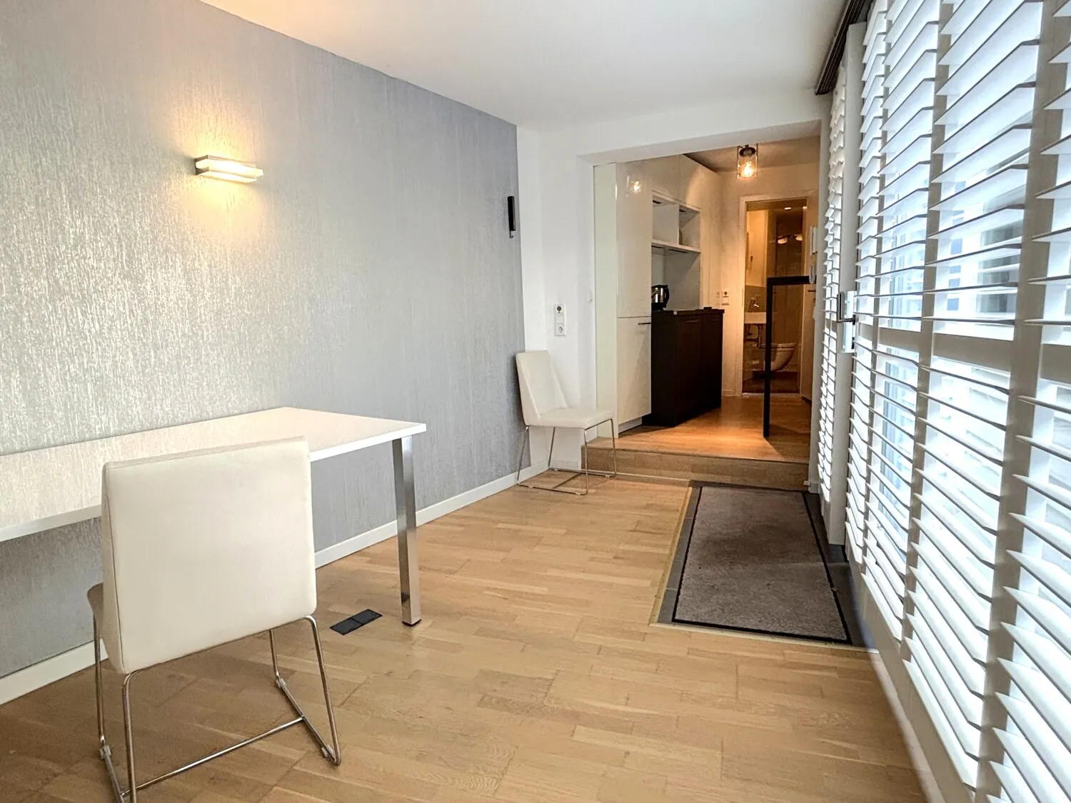 Arbeits-/ Abstellfläche - weiterer Blick