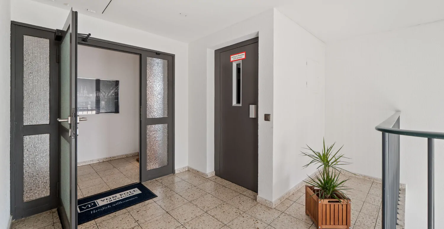 Eingangsbereich mit Aufzug