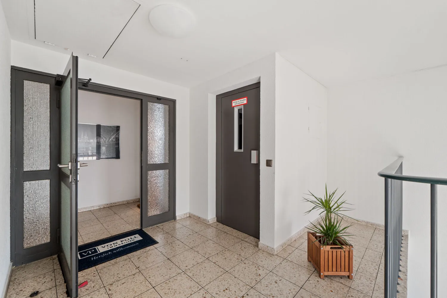 Eingangsbereich mit Aufzug