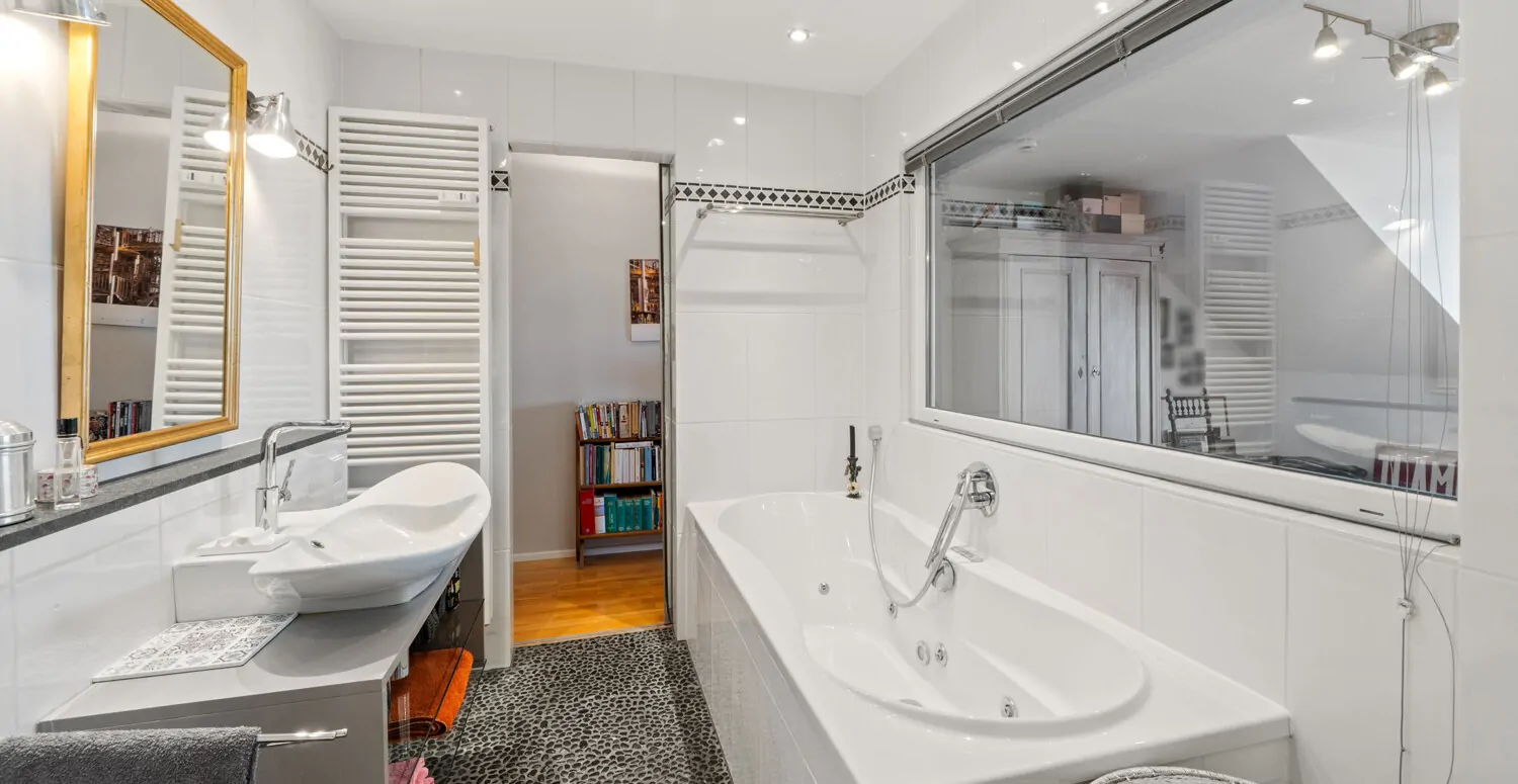 Badezimmer - weiterer Blick