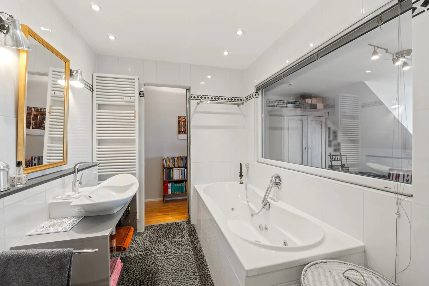 Badezimmer - weiterer Blick