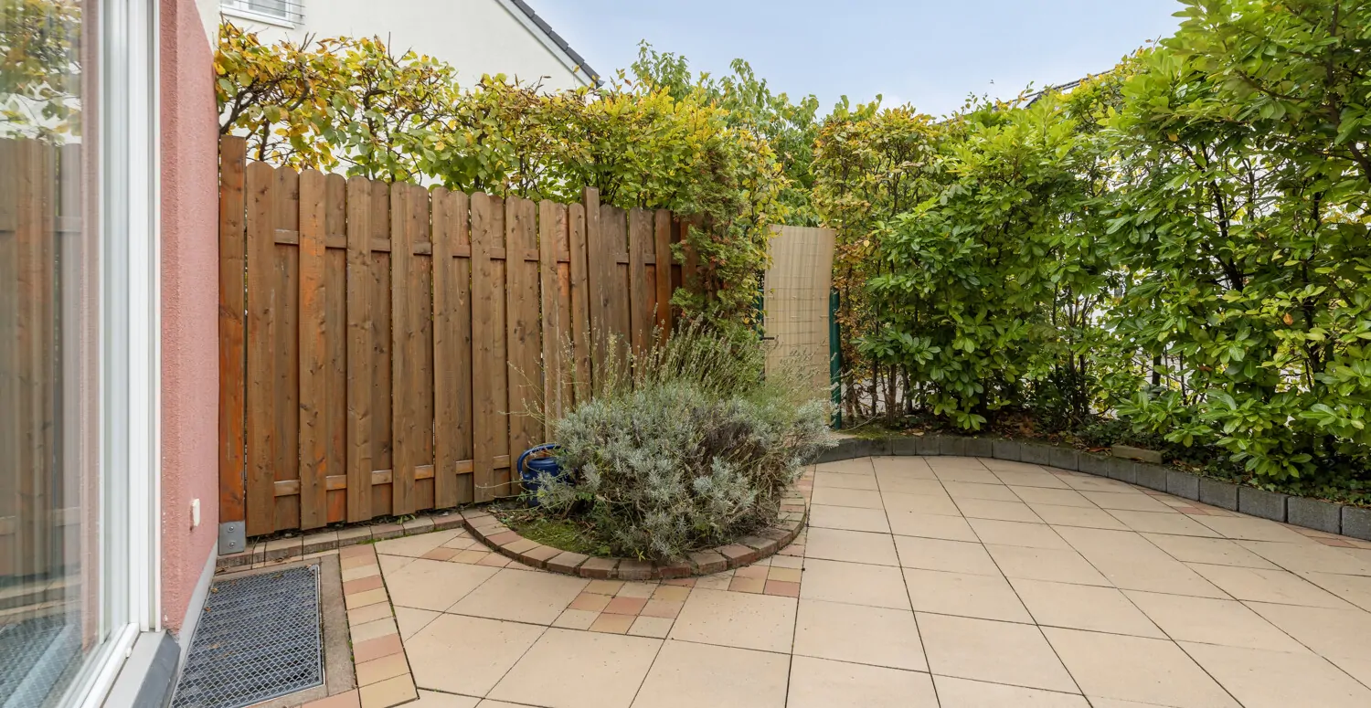 Außenterrasse - weiterer Blick