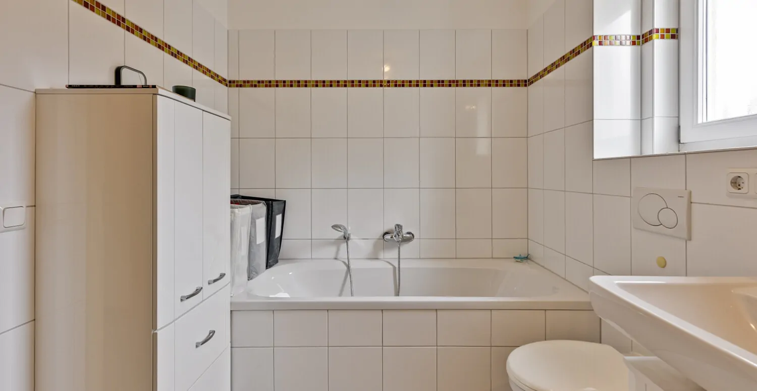 Badezimmer - weiterer Blick