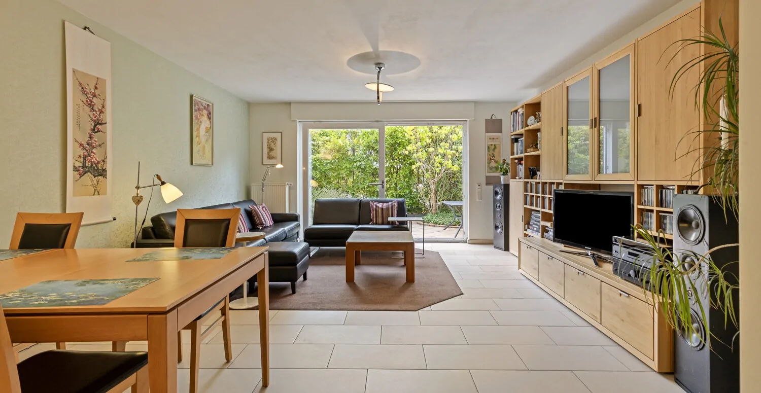Wohn - und Essbereich mit Zugang zur Terrasse