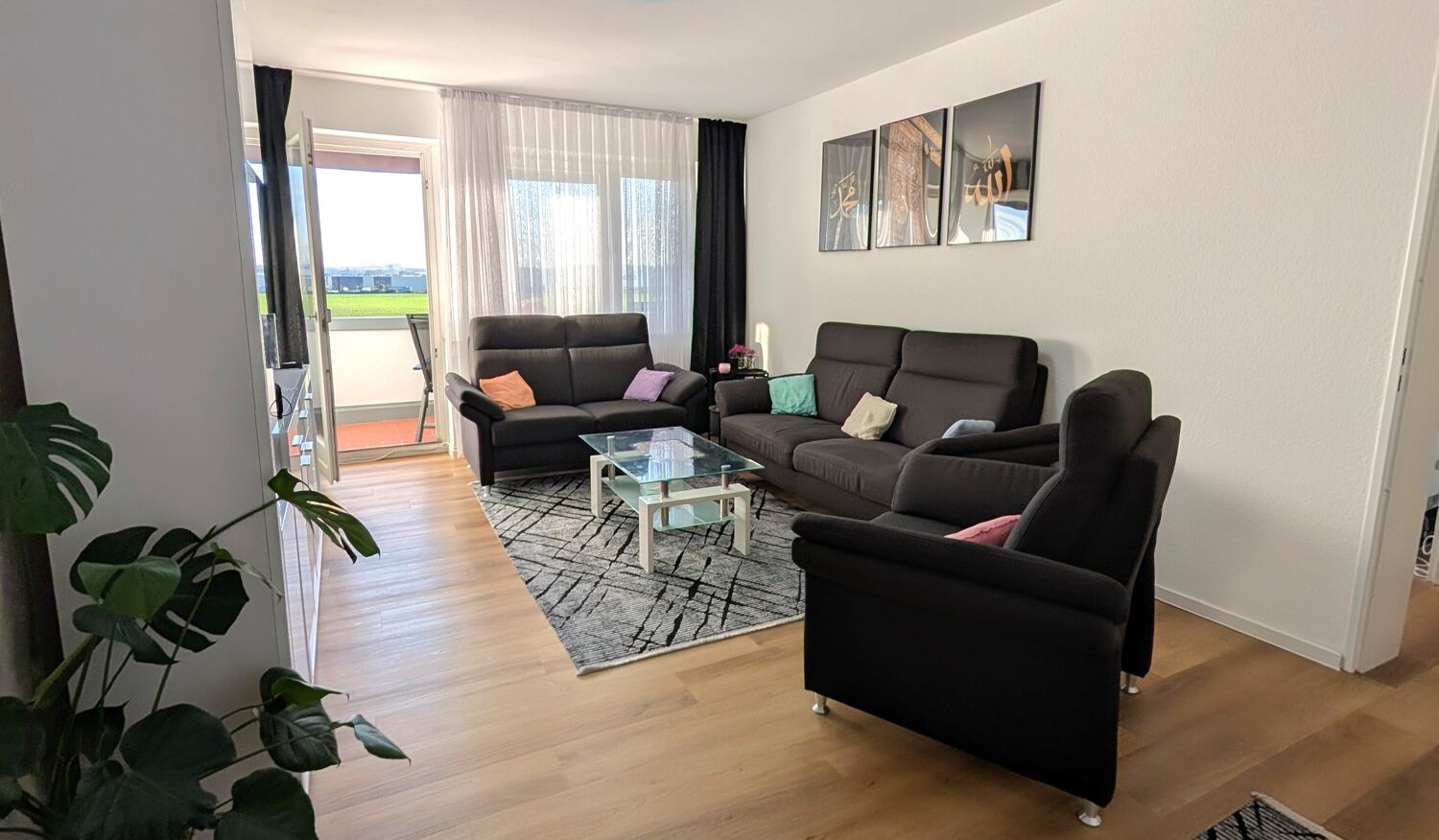 Wohnzimmer mit Zugang zum Südbalkon