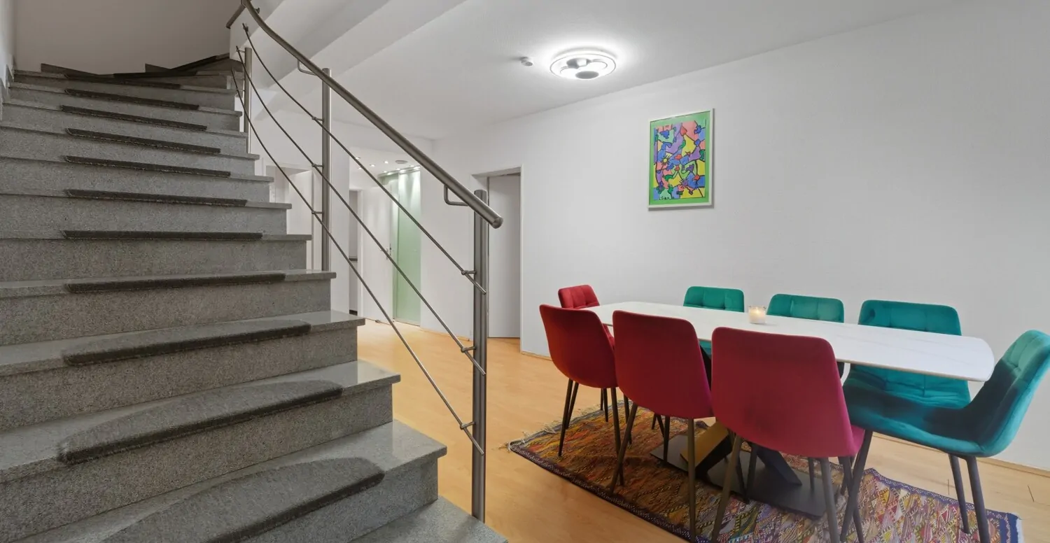 Treppe zur unteren Maisonette-Ebene