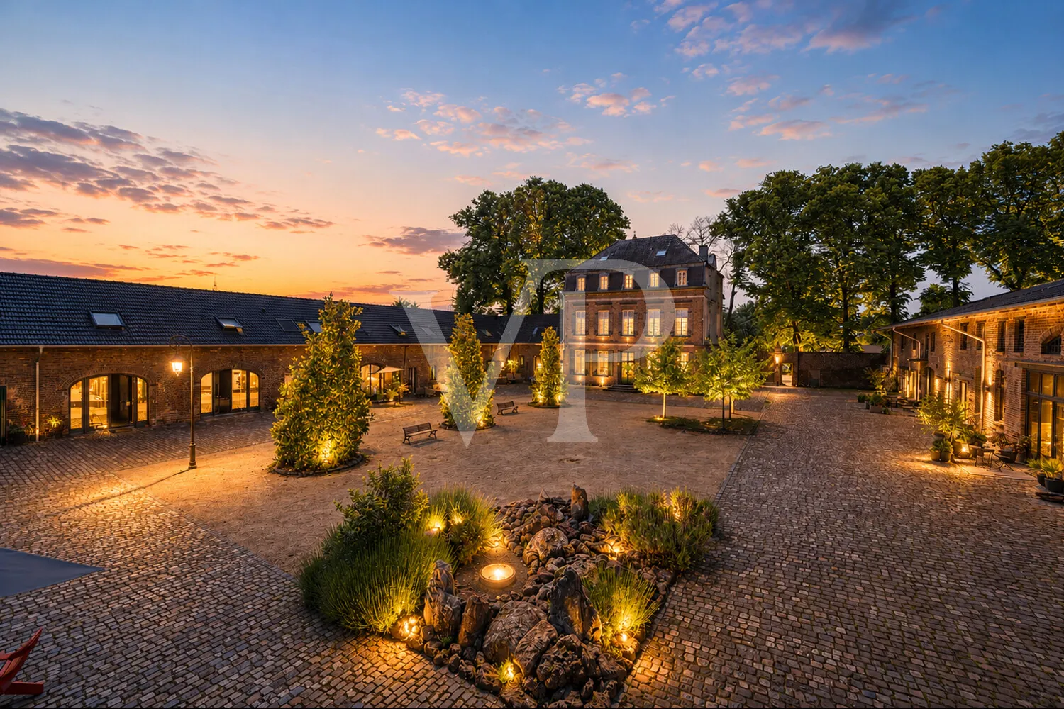 Vierkanthof bei Abenddämmerung