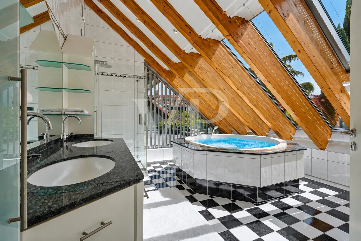 Badezimmer mit Whirlpool
