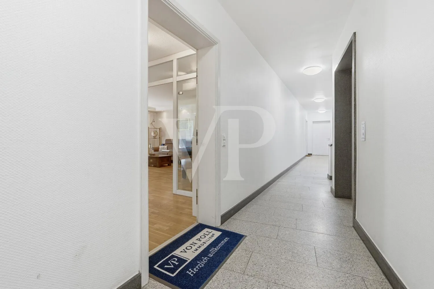 Wohnungseingang mit Aufzug