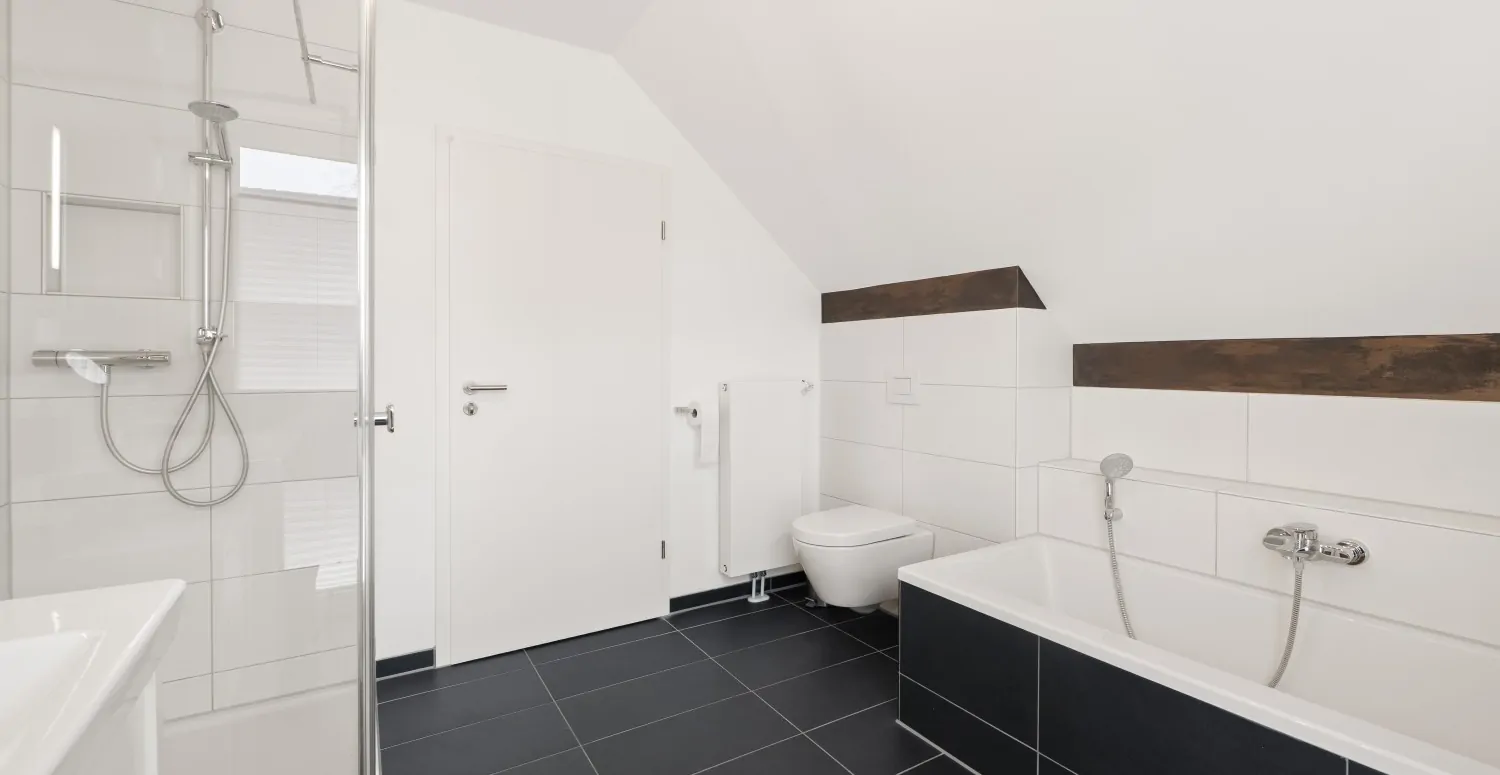 Badezimmer - weiterer Blick