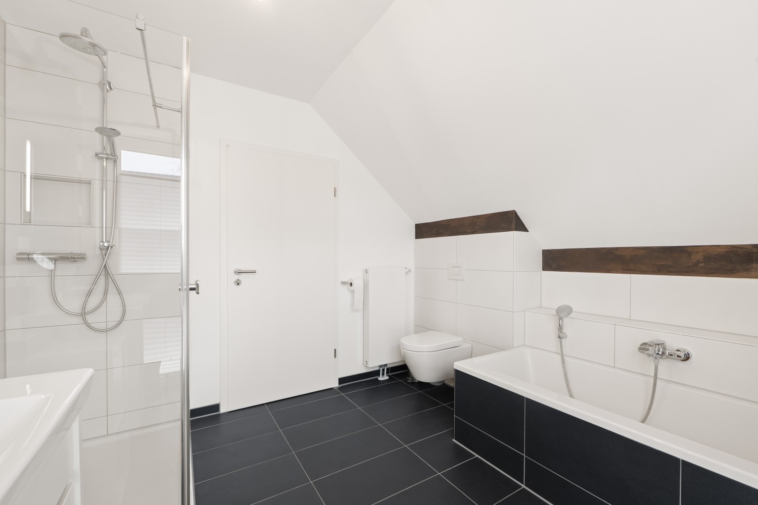 Badezimmer - weiterer Blick