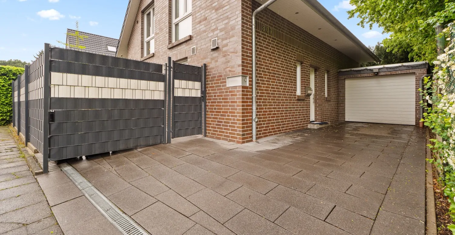 Stellplätze vor dem Haus