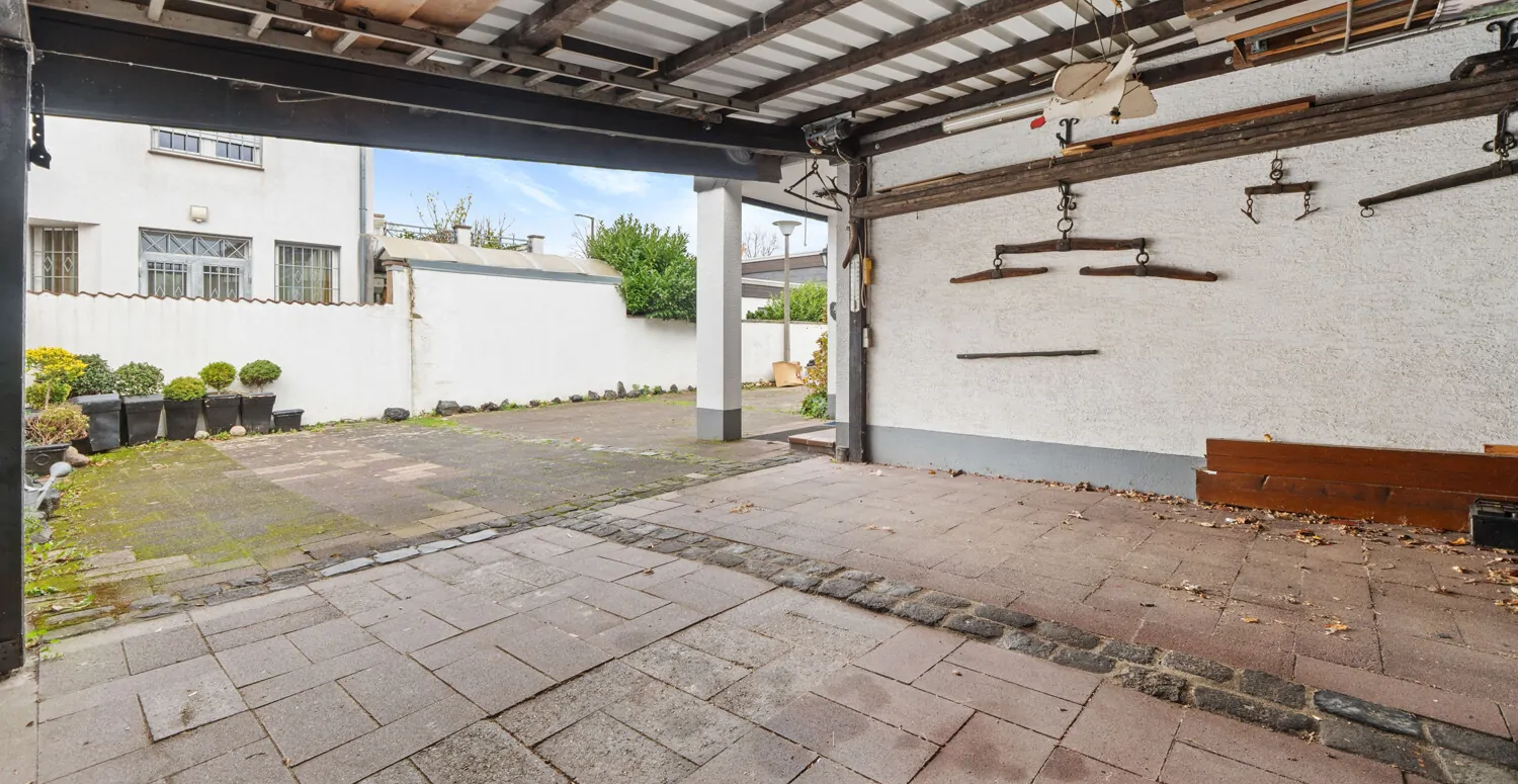 Carport mit Außenstellplätzen