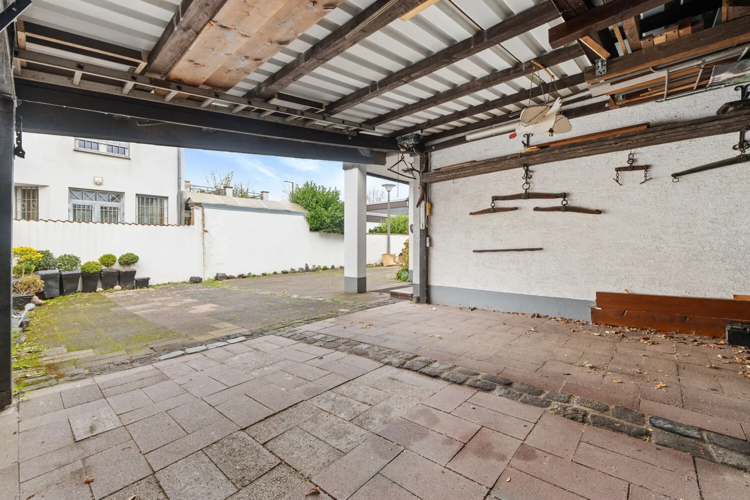 Carport mit Außenstellplätzen