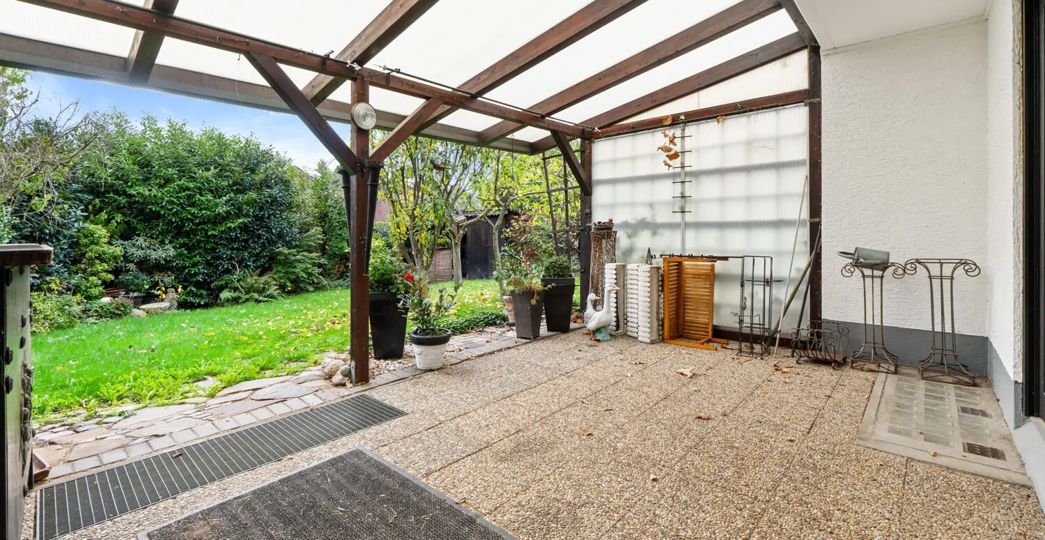 Außenterrasse mit Blick in den Garten