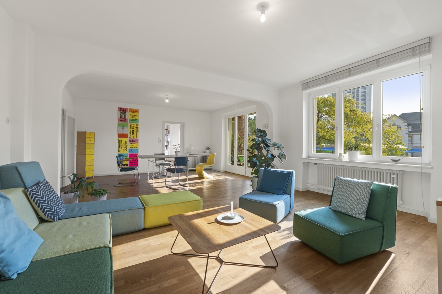 Wohnbereich mit Blick ins Esszimmer