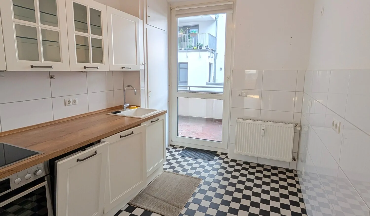 Küche mit Zugang zum Balkon