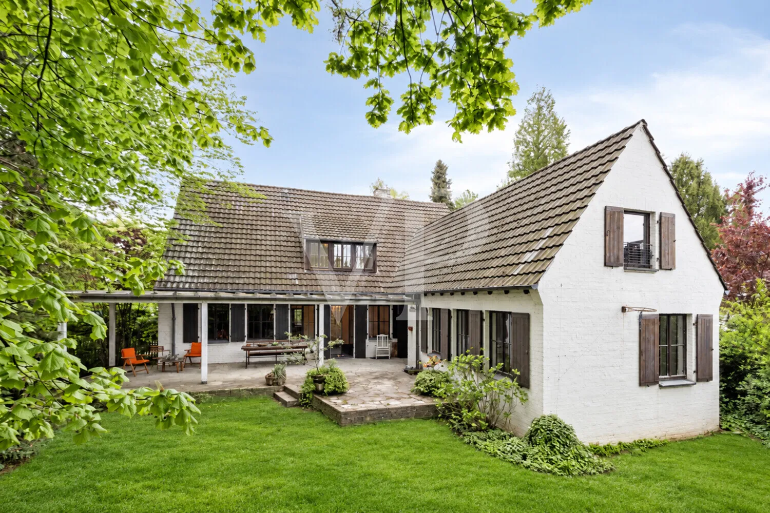 Traditionelle Villa auf herrlichem Grundstück mit viel Potential