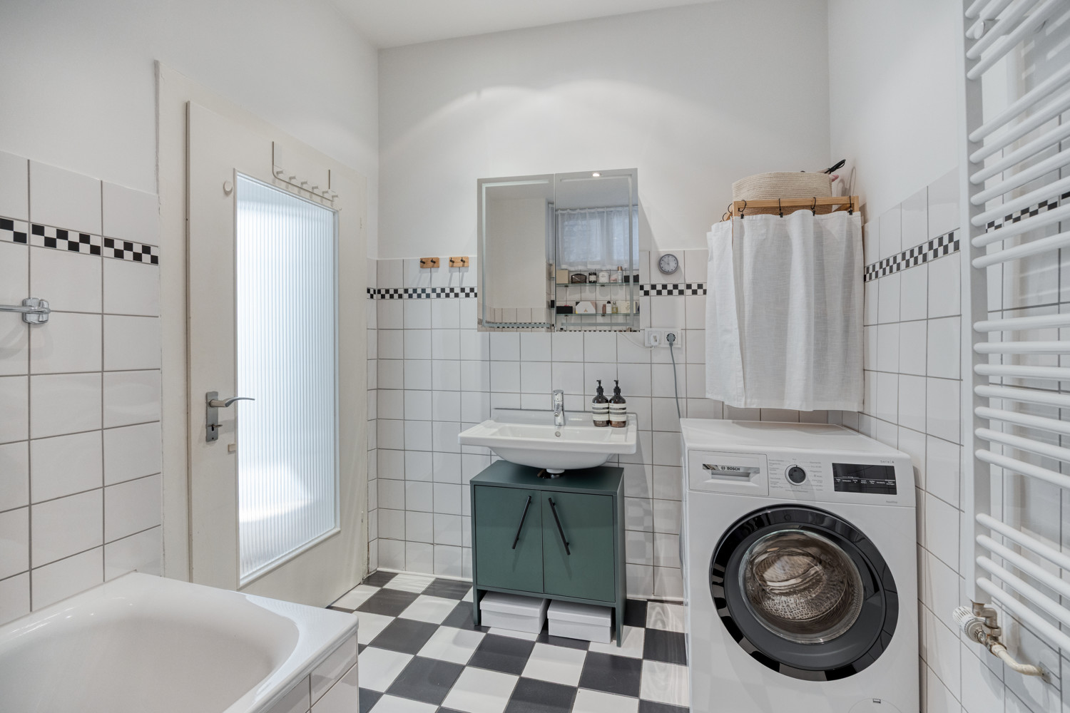 Badezimmer - weiterer Blick