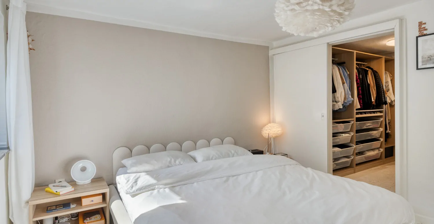 Schlafzimmer mit Blick in die Ankleide