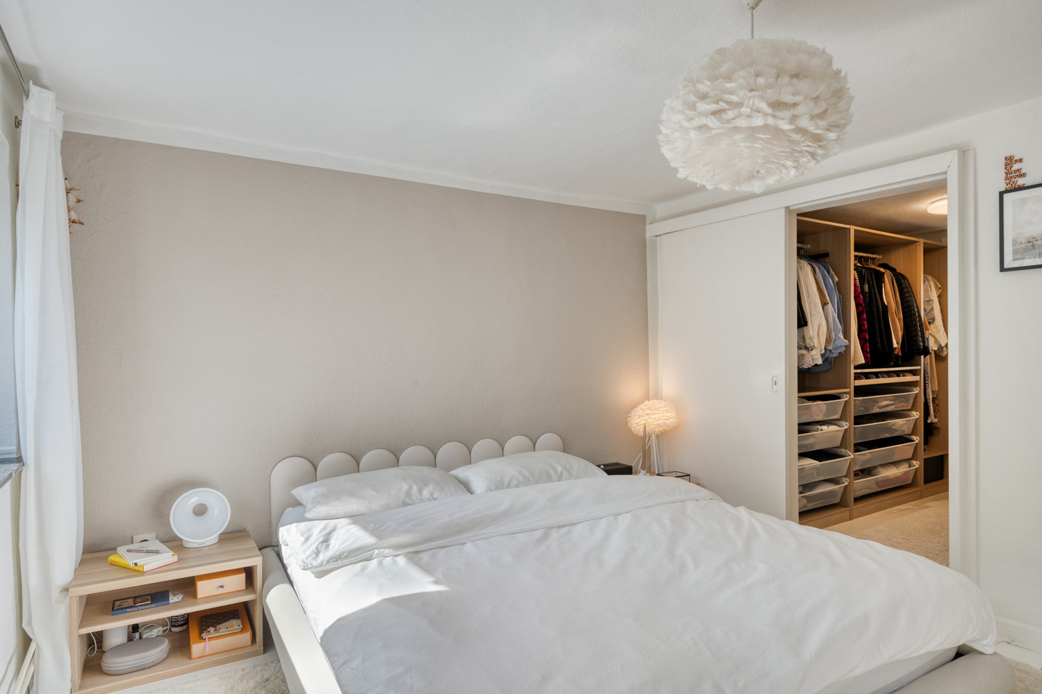 Schlafzimmer mit Blick in die Ankleide