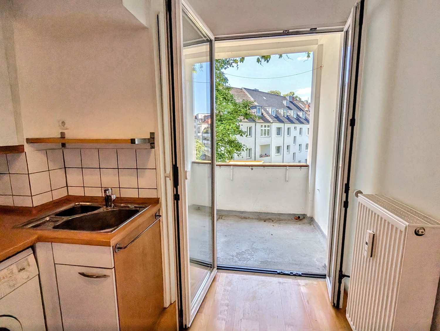Küche mit Zugang zur Loggia