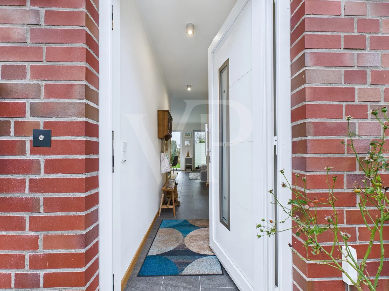 Modernes Reihenendhaus mit Sonnen-Terrassen und küstennahem Gartenleben in Dornum