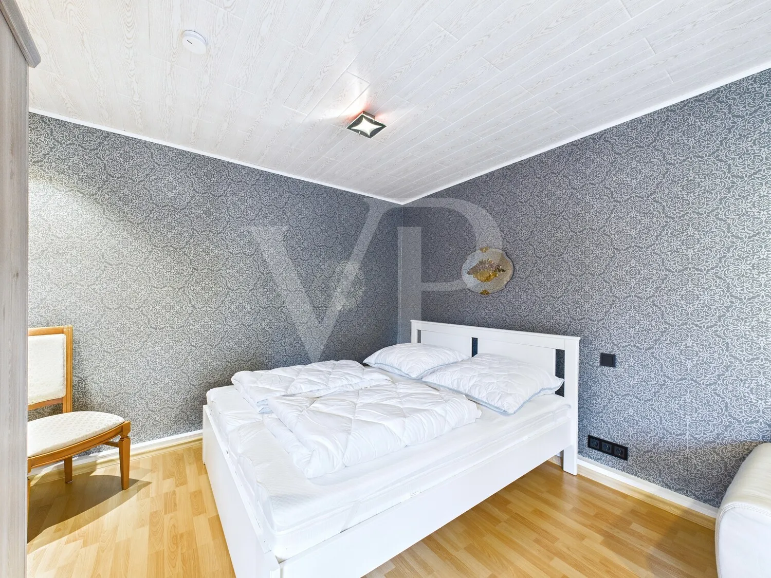 SECRET SALE - Großzügiger Walmdachbungalow mit ausgebautem Obergeschoss und Sommerhaus