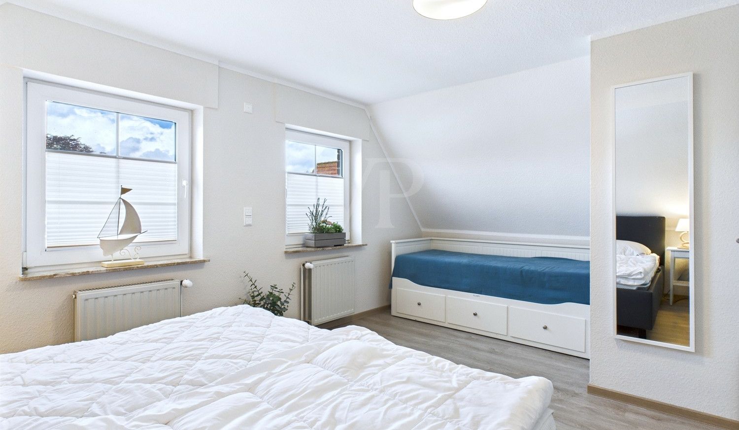 Schlafzimmer II mit Tagesbett (ausziehbar)