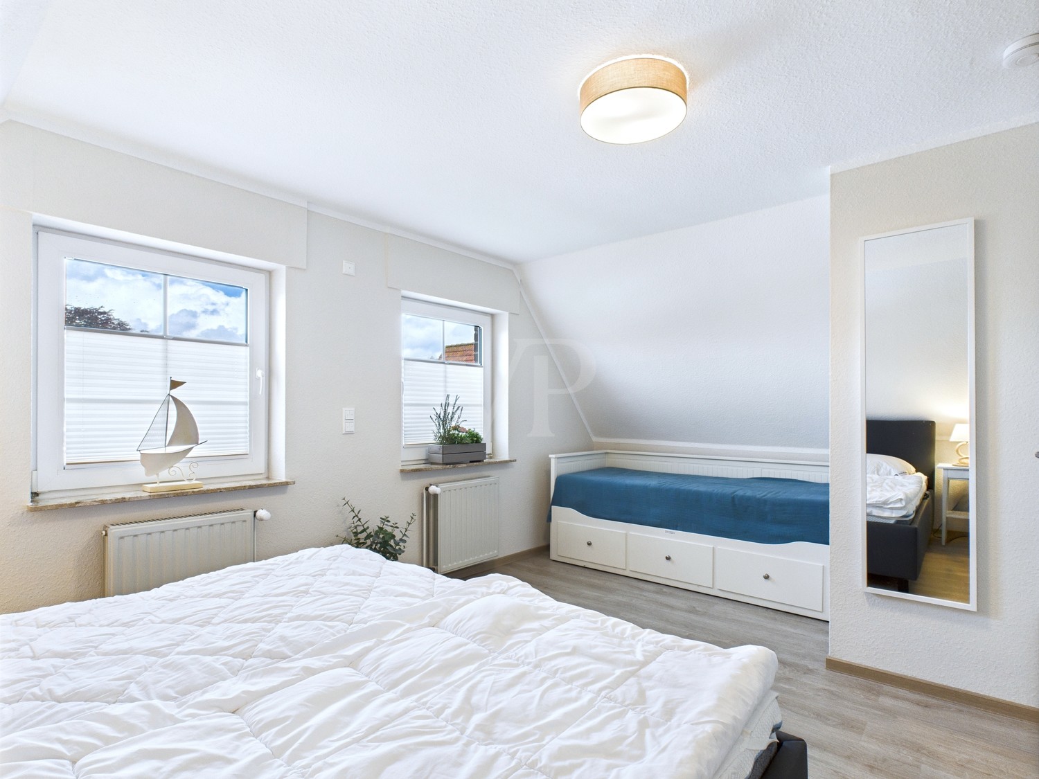 Schlafzimmer II mit Tagesbett (ausziehbar)