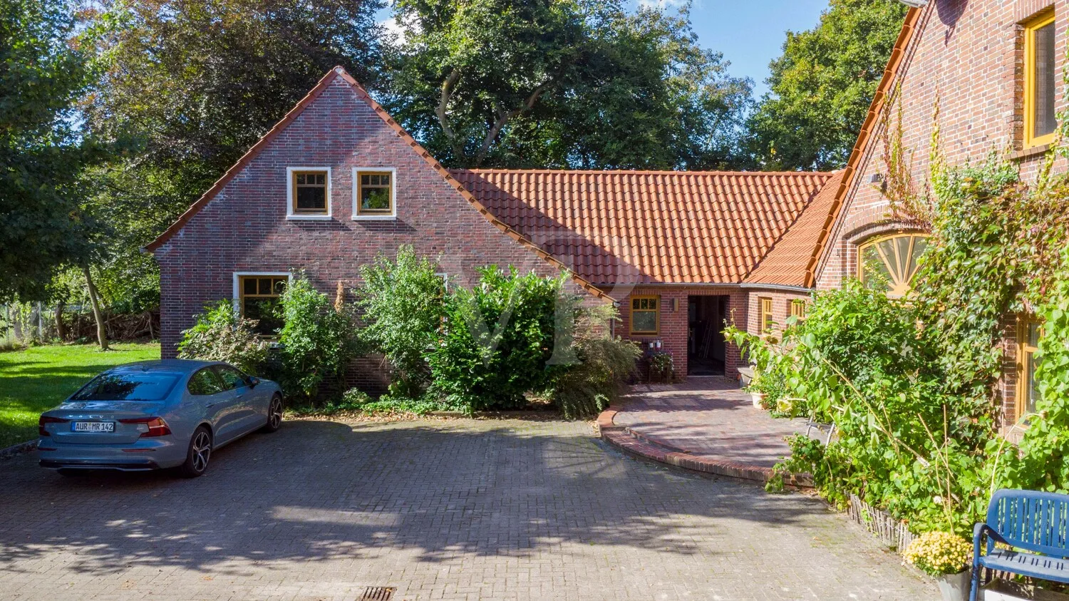 Two-family house in Aurich-Brockzetel – two residential units, many possibilities