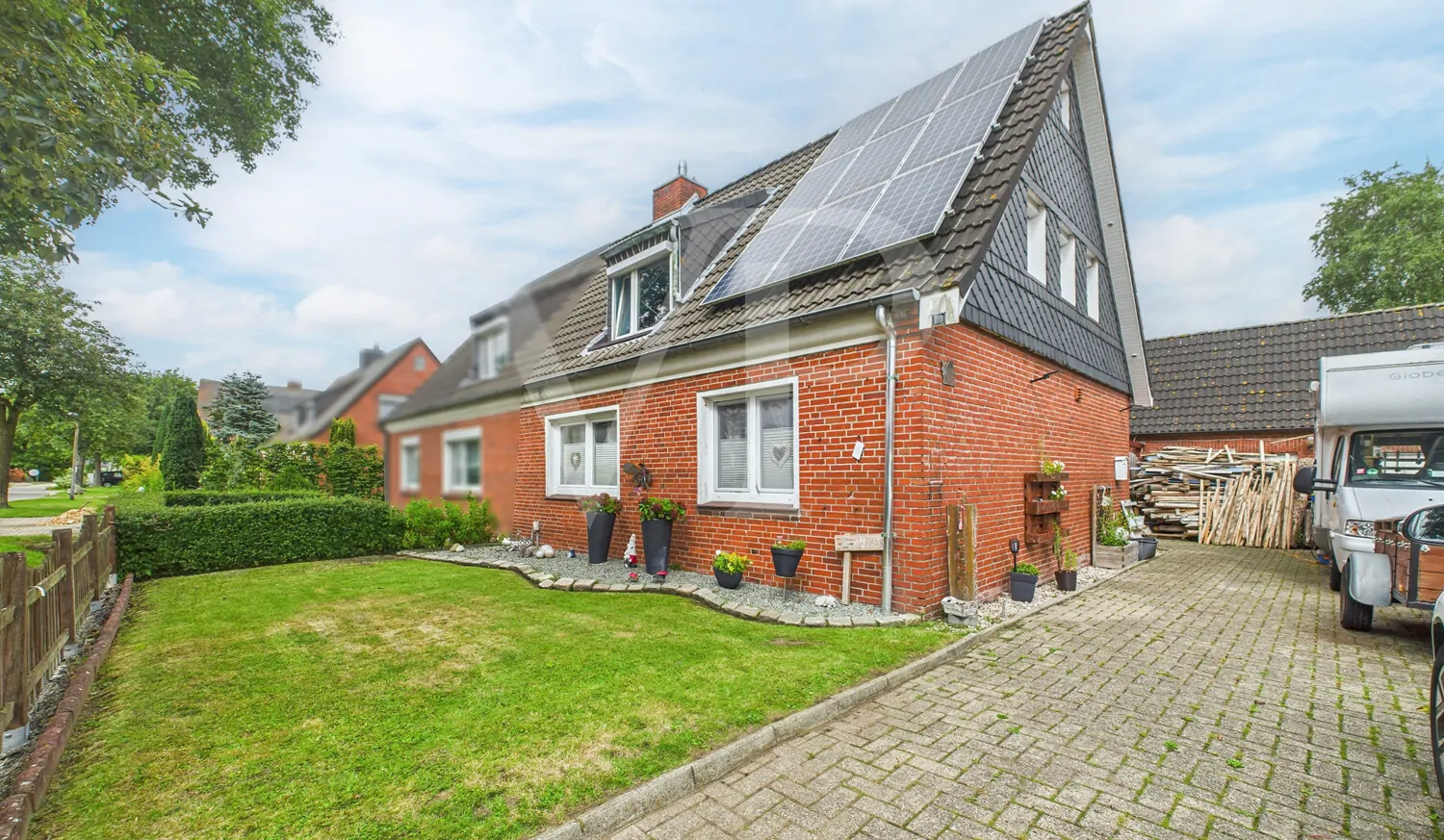 Doppelhaushälfte mit PV-Anlage, großem Garten und vielen Möglichkeiten zur Gestaltung