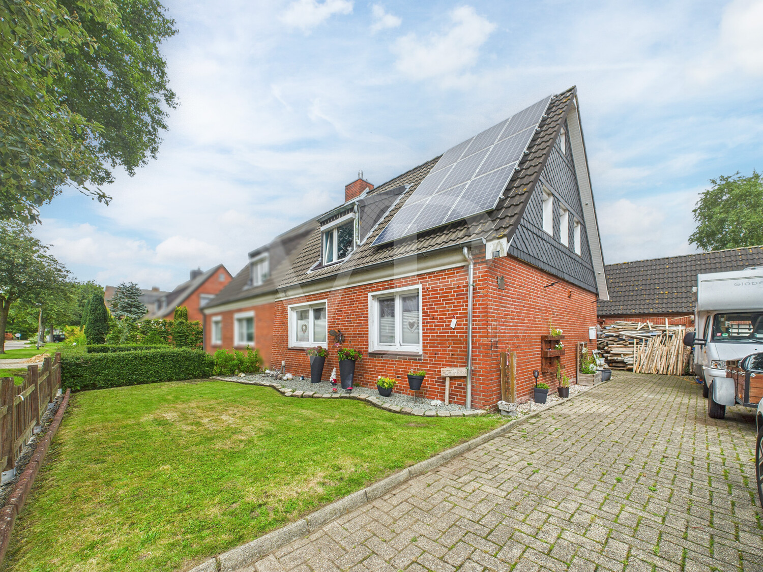Wohnen in Bestlage: Doppelhaushälfte mit moderner Küche, Photovoltaik und Garten