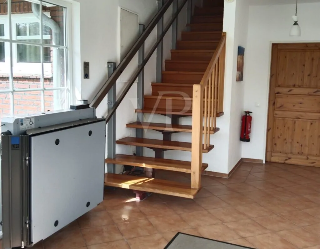 Rollstuhl-Schrägaufzug mit Plattform