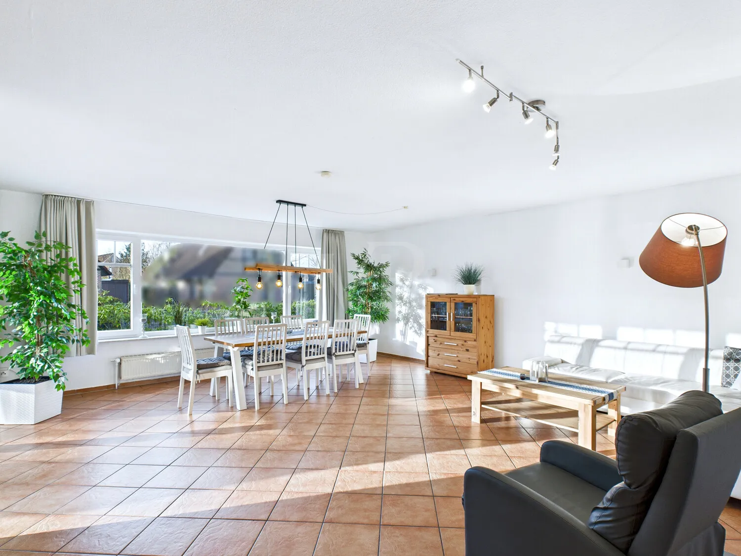 großzügiger und heller Wohnbereich