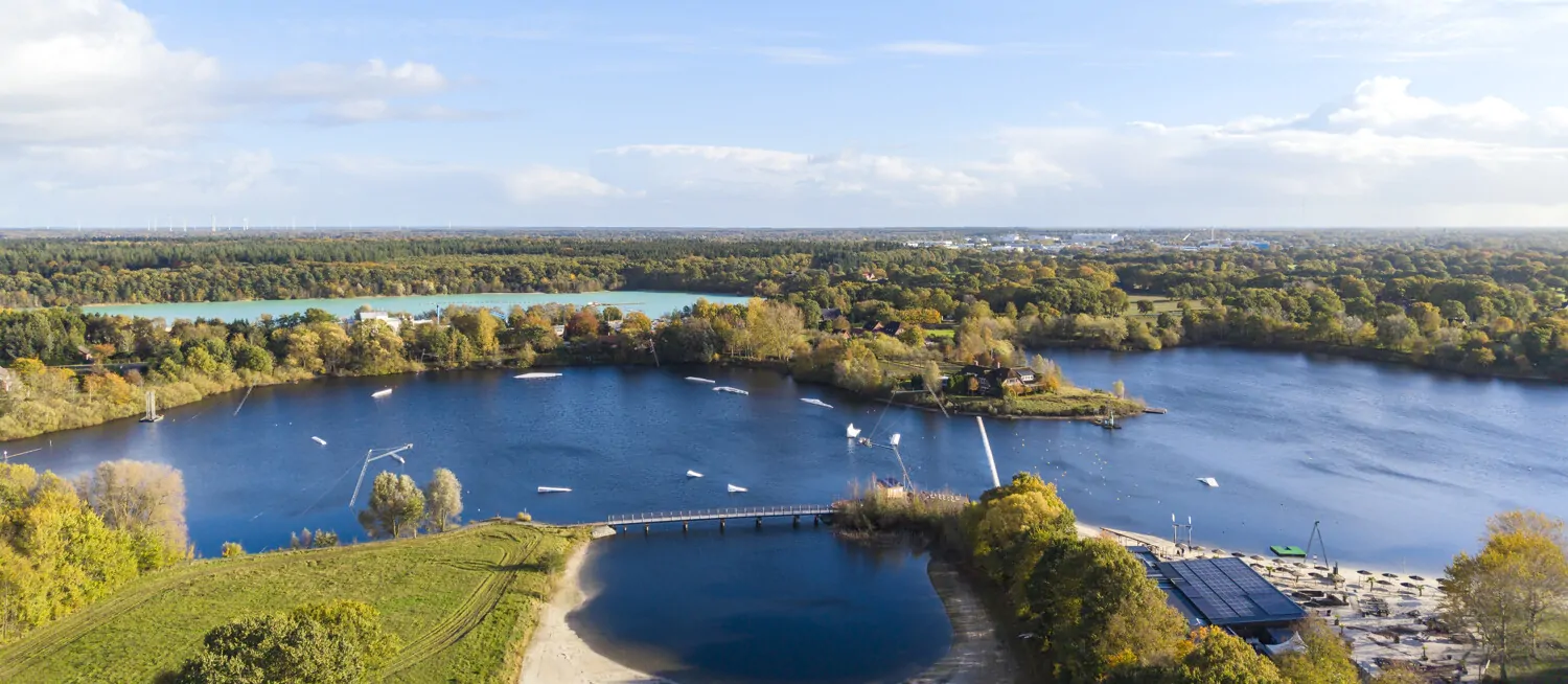 Badesee mit Wakeboard Anlage