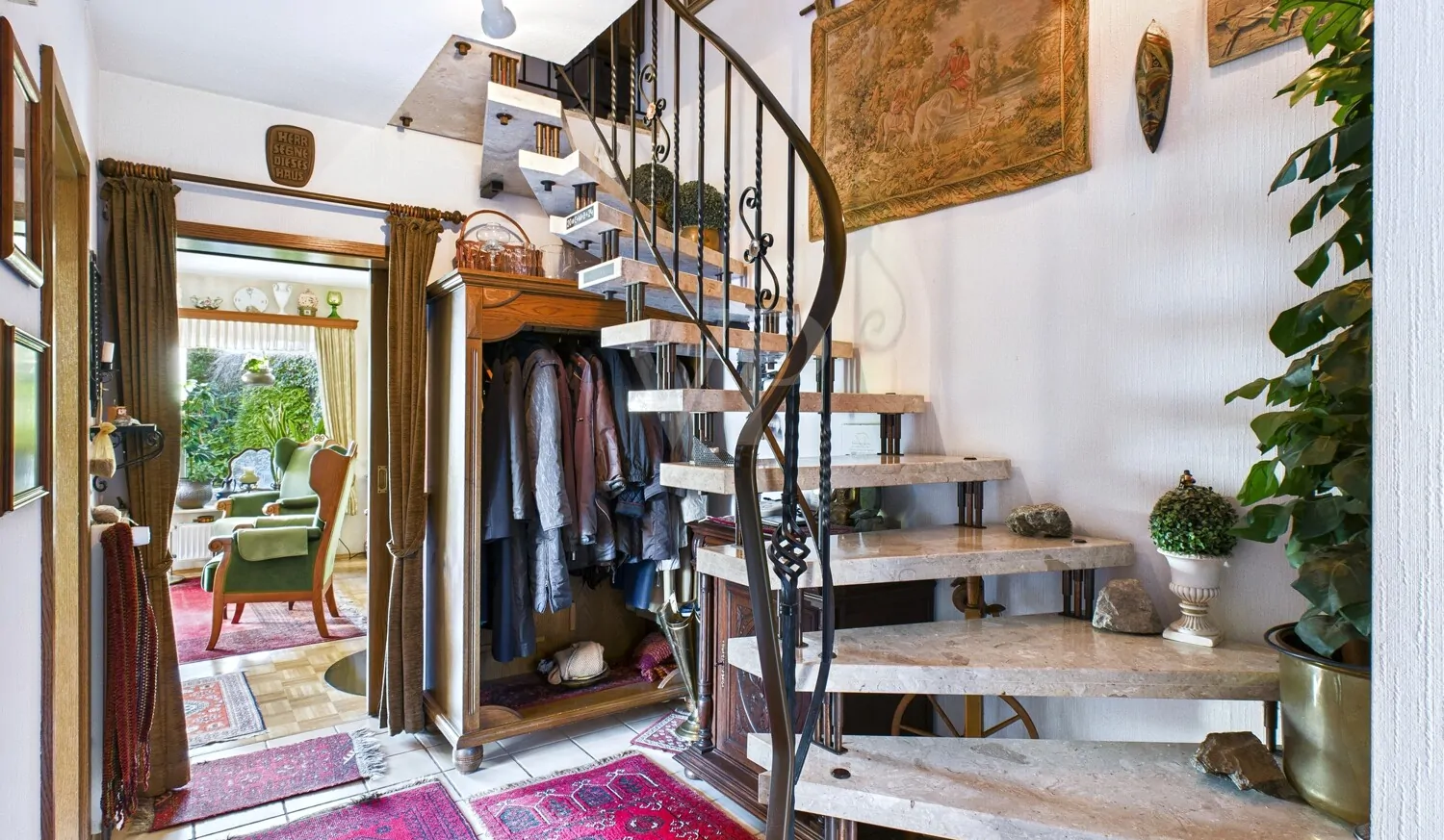 Flur mit Aufgang zur 1. Etage