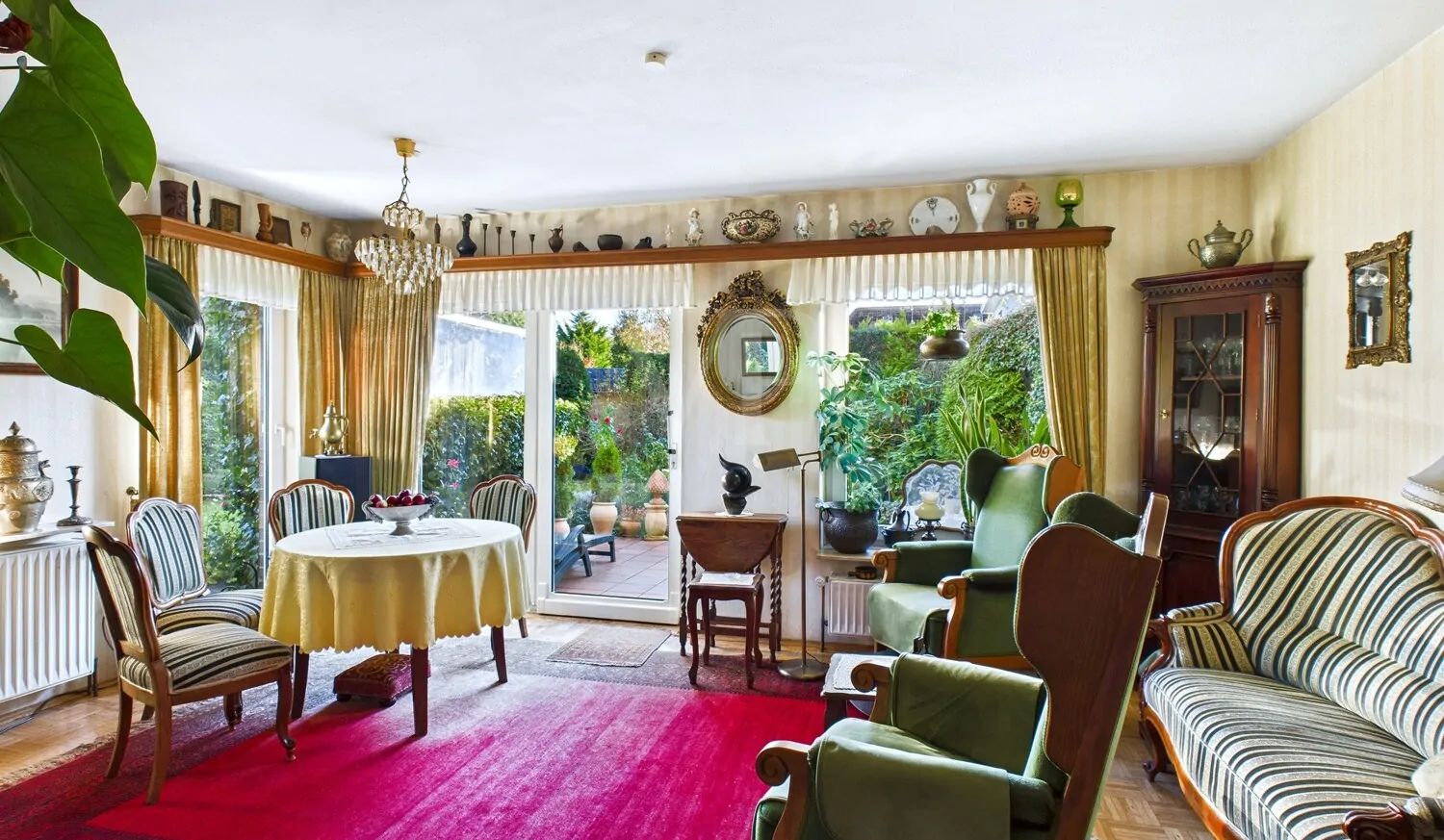 Wohnzimmer mit Blick in den Garten