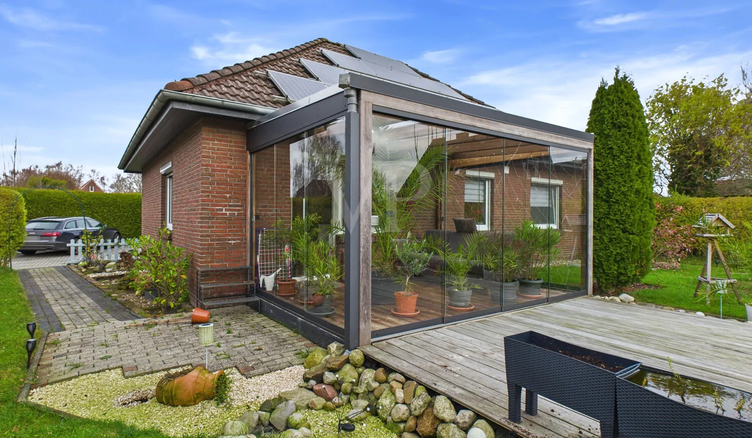 Wintergarten mit schön angelegtem Terrassenbereich
